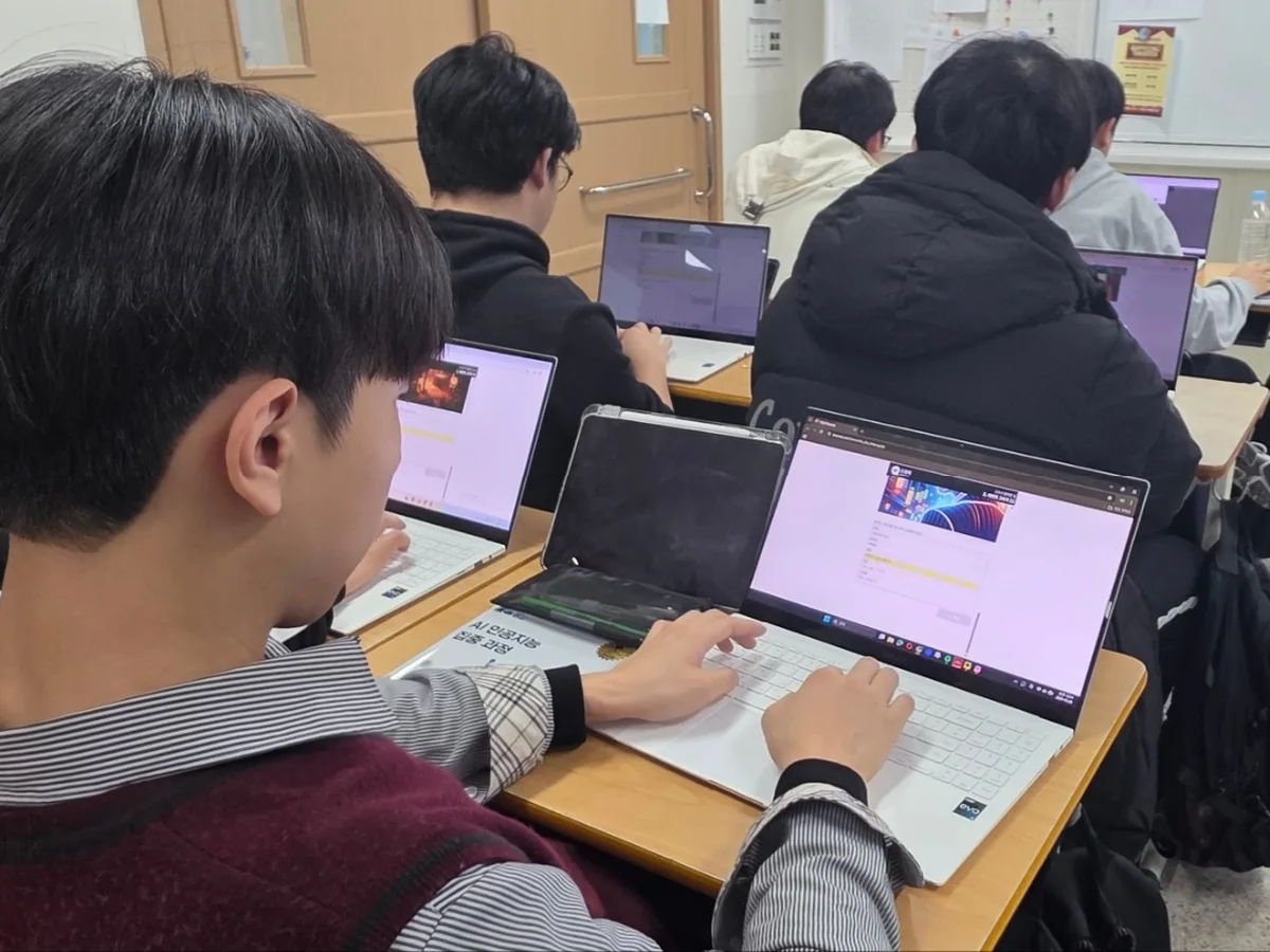 AI 이미지 만들기 수업에서 노트북으로 결과물을 살펴보는 학생들