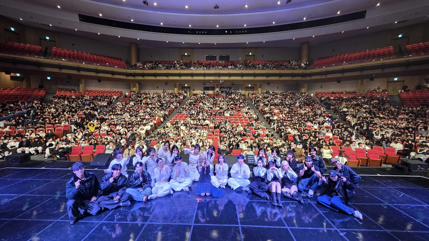 턴 온 더 스테이지 무대와 객석에서 함께 기념사진을 찍는 사람들