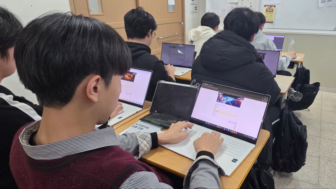 노트북으로 AI 이미지를 만드는 학생들